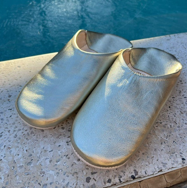 Les babouches en cuir doré