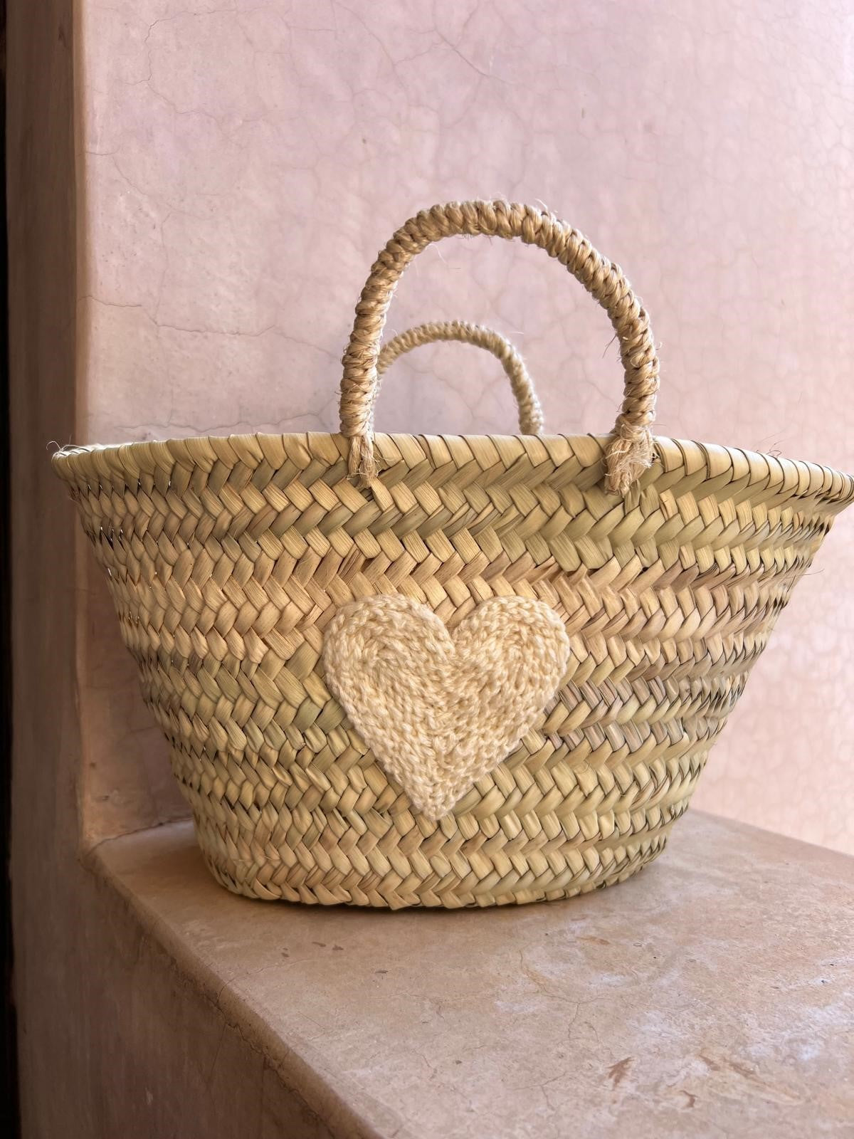 PETIT PANIER BRODE COEUR ROSE
