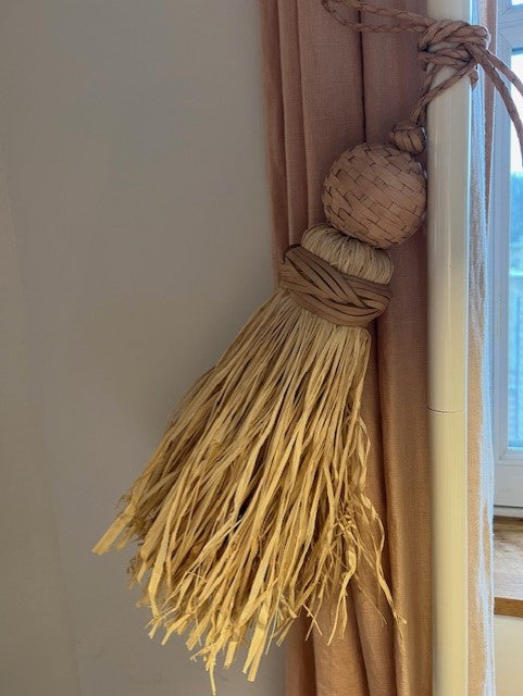 POMPON RAPHIA ET CUIR NATUREL