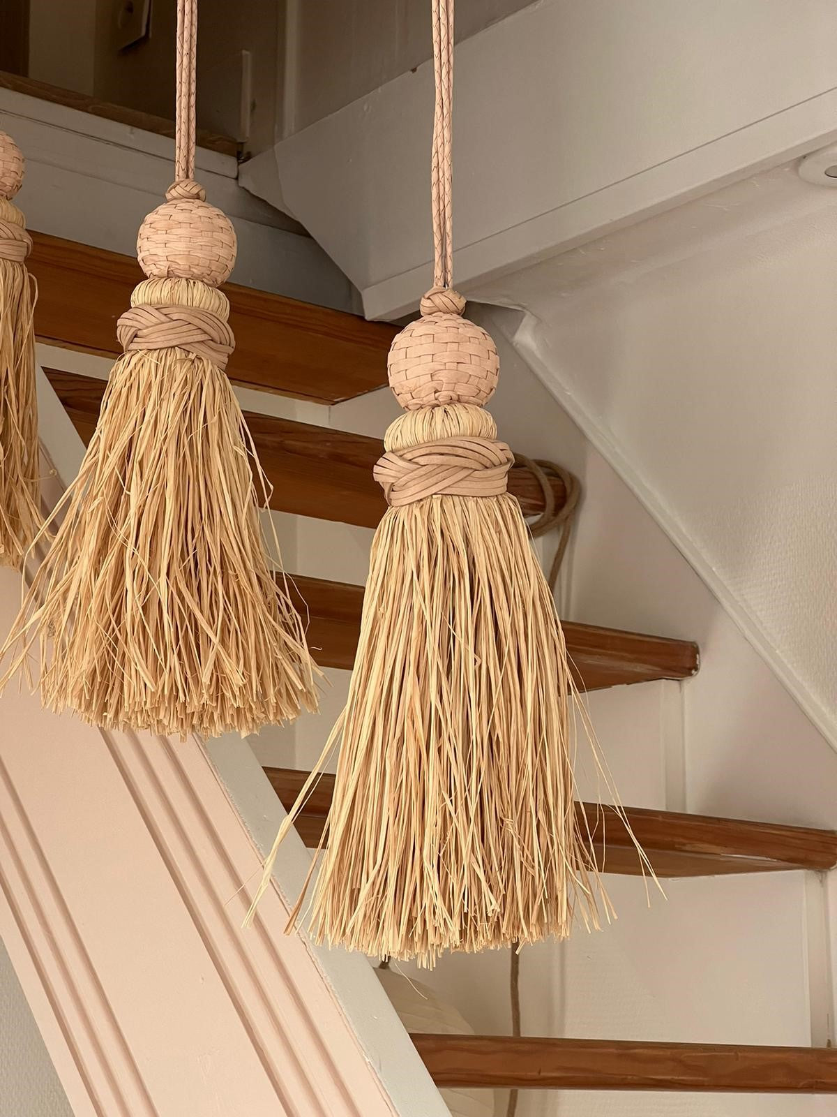 POMPON RAPHIA ET CUIR NATUREL