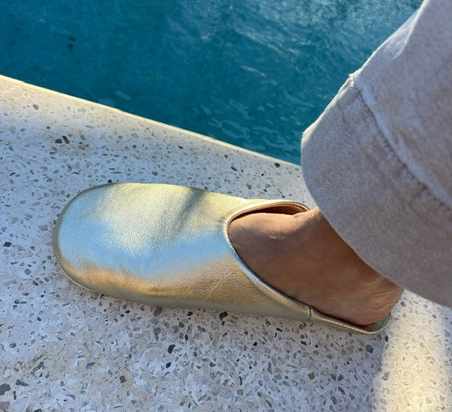 Les babouches en cuir doré