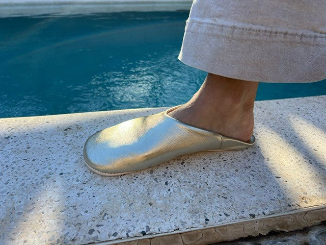 Les babouches en cuir doré